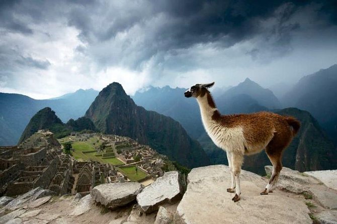 2-Day Short Inca Trail to Machu Picchu - Sun Gate to Machu Picchu arrival: photos, descent, and Aguas Calientes