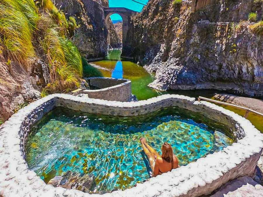 Arequipa: 2-Day Colca Canyon Classic Tour return to Arequipa - From Arequipa to the Colca rim: Pampa Cañahuas and volcano viewpoints