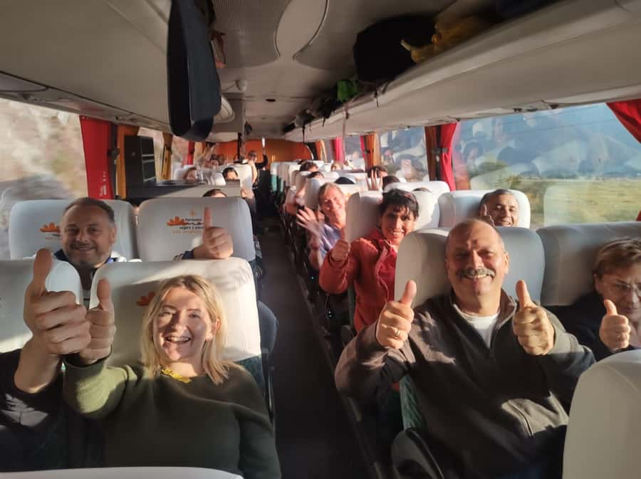Cusco: Bus Turistico Puno Cusco con Tour y Buffet - Wi-Fi and chargers: useful, but not everywhere