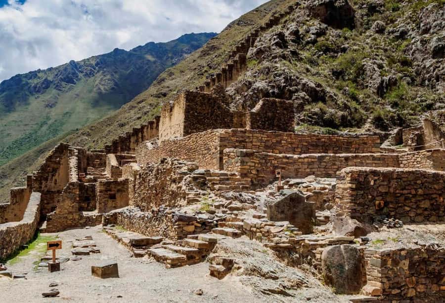 Cusco: Sacred Valley, Pisac, Ollantaytambo, Salt Mines Moray - Urubamba lunch with a buffet and market rhythm