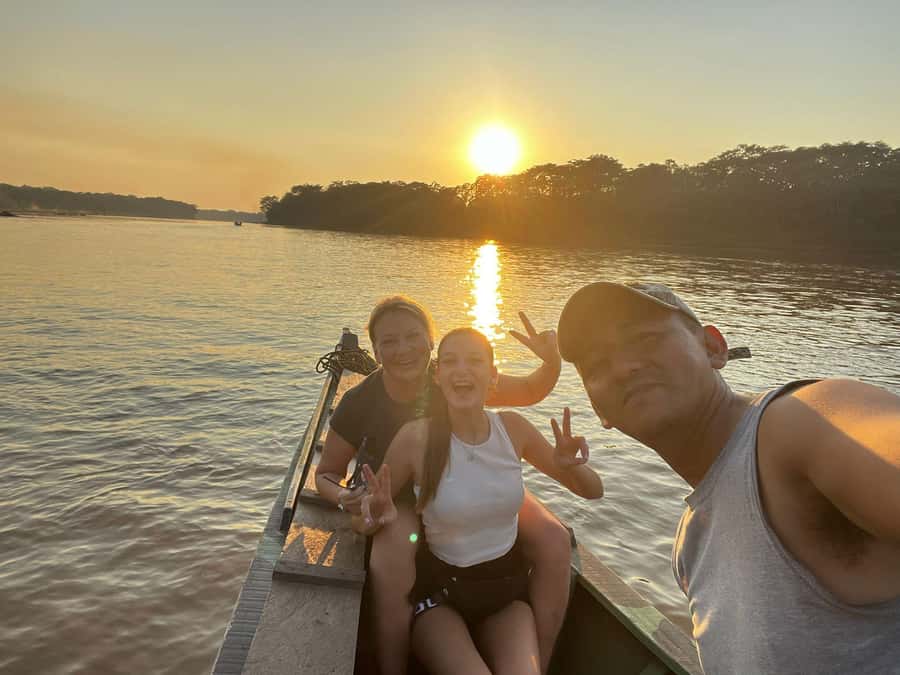 Excursion 3 days/2 nights in the jungle - Day 1 after lunch: engine-off river time for caimans and dusk animals