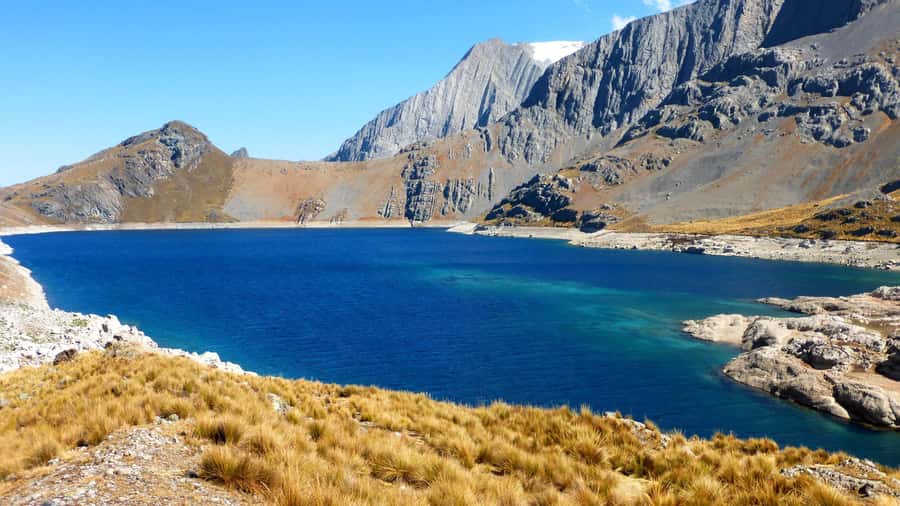From Cusco: 7 Lagoons Tour - The 10 km hike: first lagoon, then the middle-Andes circuit