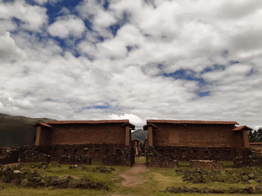 From Cusco: Lake Titicaca with a visit to Uros and Taquile - Sicuani lunch and highland rhythm