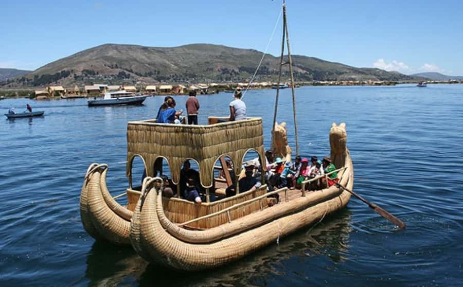 From Cusco: Lake Titicaca with a visit to Uros and Taquile - La Raya viewpoint: sacred mountains with breathing room