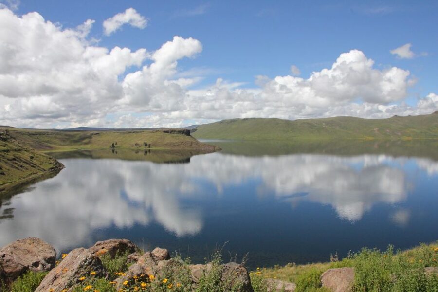 From Puno: 4h tour to Sillustani - How the guides make Inca and Pre-Inca burial towers click