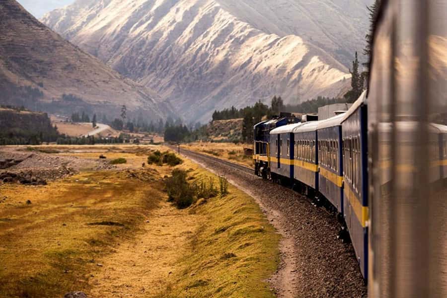From Puno: Travel to Cusco in Titicaca Train All Inclusive - Abra de la Raya and La Raya market: the high pass moment you’ll plan around