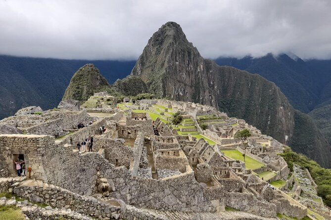 Machu Picchu Private Archaeological and Historical Guided Tour - Watching Huayna Picchu from the Machu Picchu area