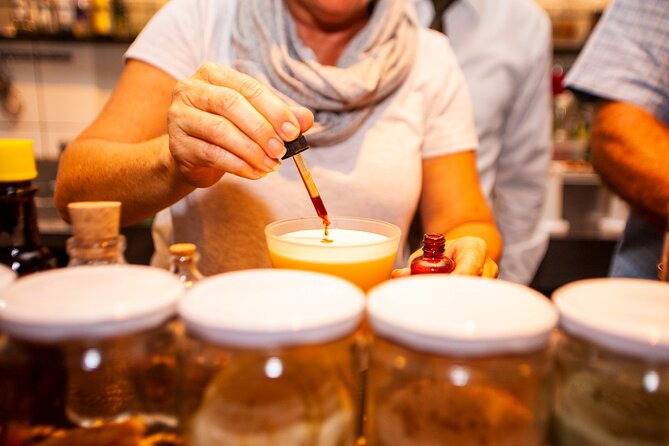 Pisco Sour Secrets: Hands-On Mixology in Historic Cusco - Shaking technique and getting your cocktail right