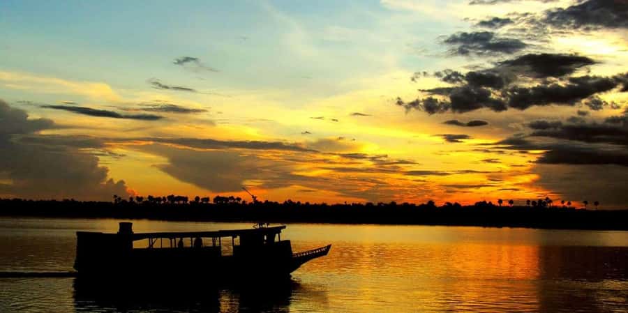 Puerto Maldonado: 3-hour sunset boat ride - The Engine-Off Pause for Jungle Night Sounds