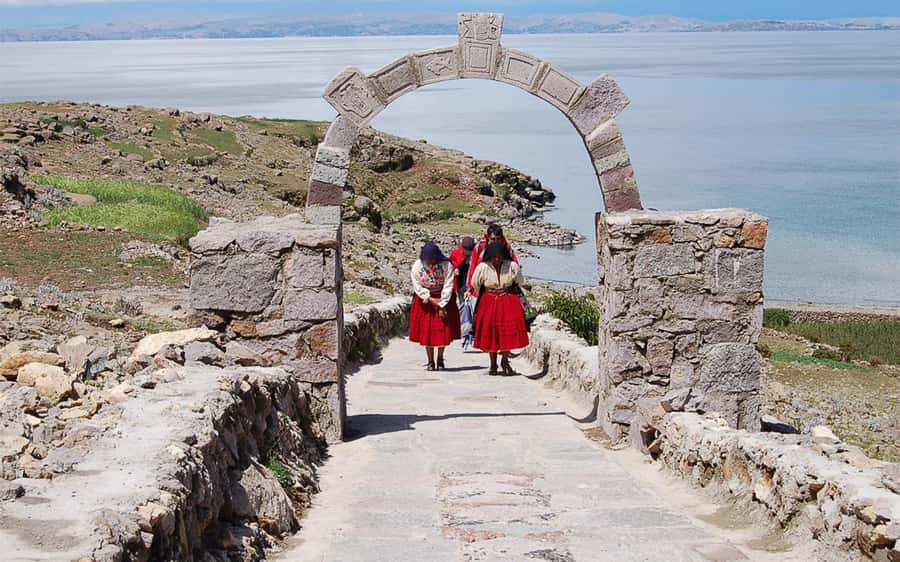 Puno: Uros and Taquile Islands Full-Day Tour with Lunch - Guide quality and language: Spanish and English support helps a lot
