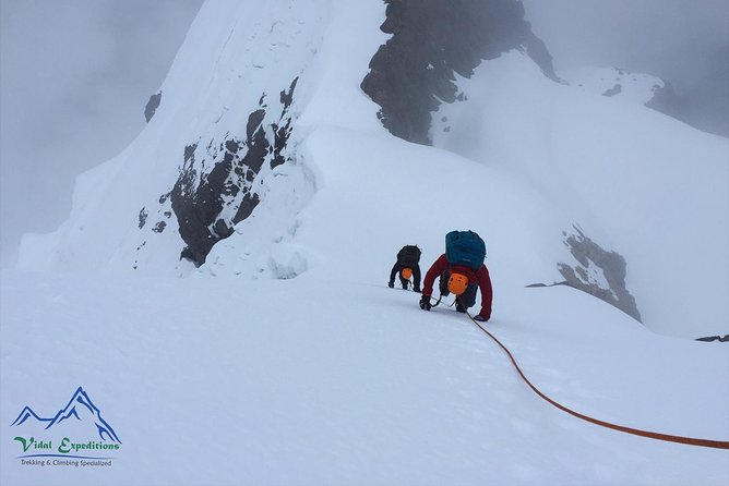 Qampa Climbing 2 Days in Ausangate - Day 2 at 2:30 a.m.: glacier steps to the Qampa summit
