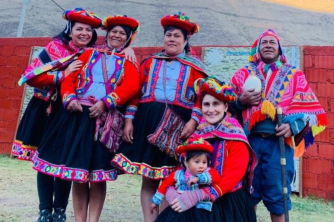 Sacred Valley Textile Workshop – Dyeing & Weaving in Cusco - Lunch, coffee or tea, and conversation at the community table