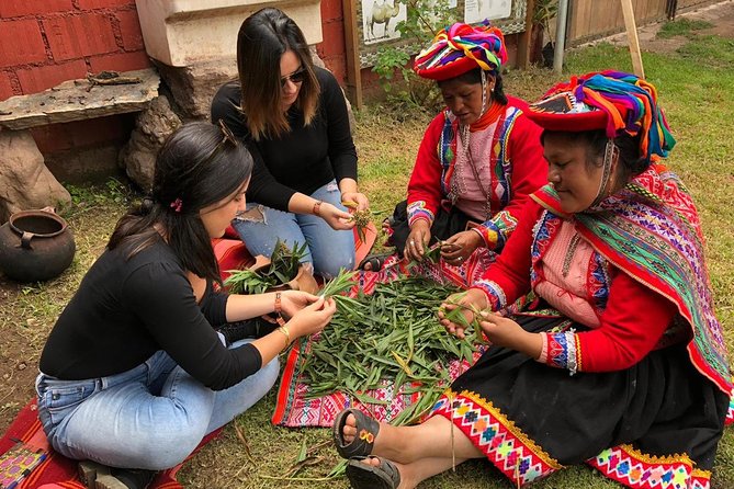 Sacred Valley Textile Workshop – Dyeing & Weaving in Cusco - Plant dyeing in the Sacred Valley style: from gathering to color baths