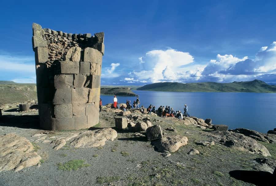 Sillustani: Chullpas de Sillustani Afternoon Half-Day Tour - Entering the ceremonial center: what the chullpas were for